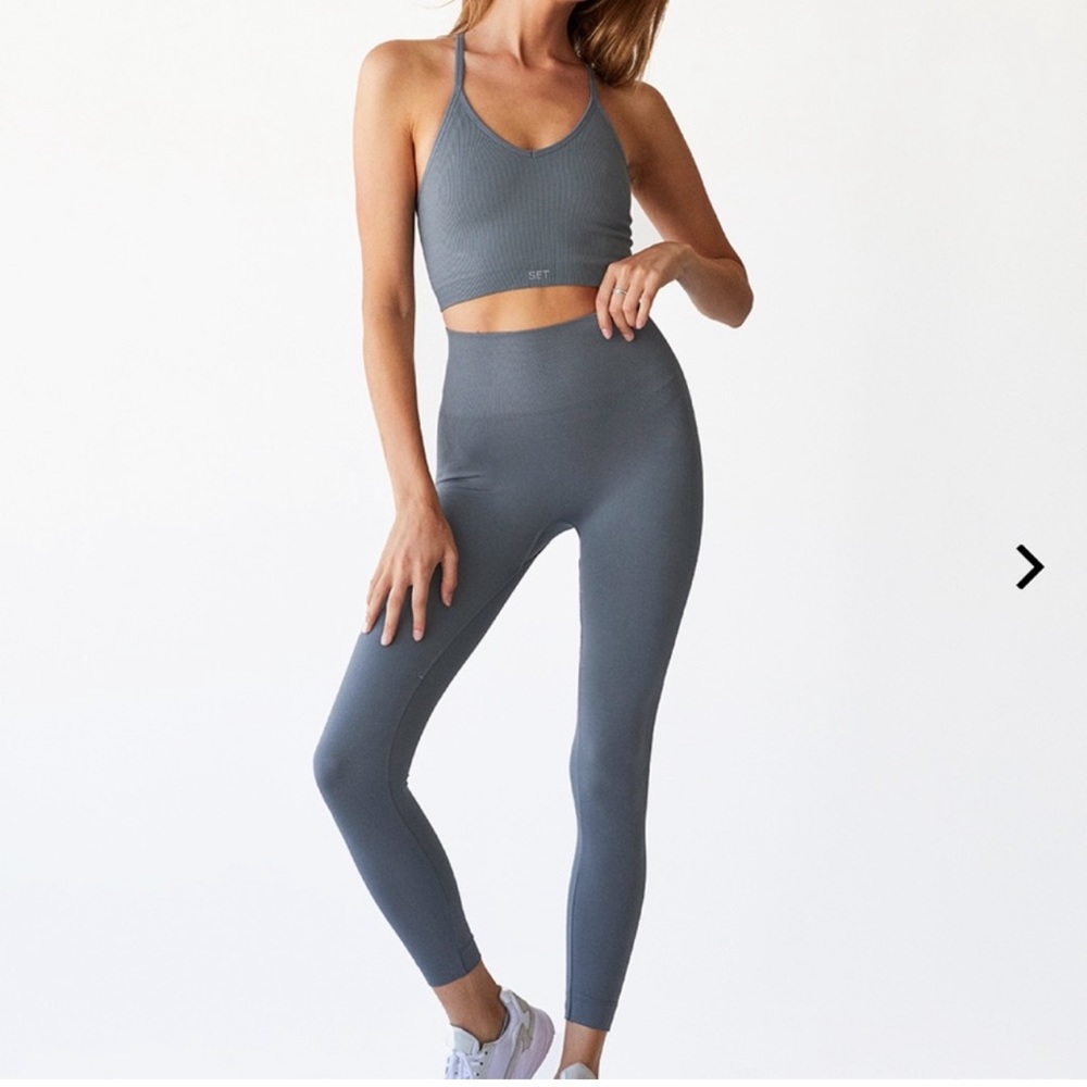 Set Active Sculptflex leggings and Ribbed V